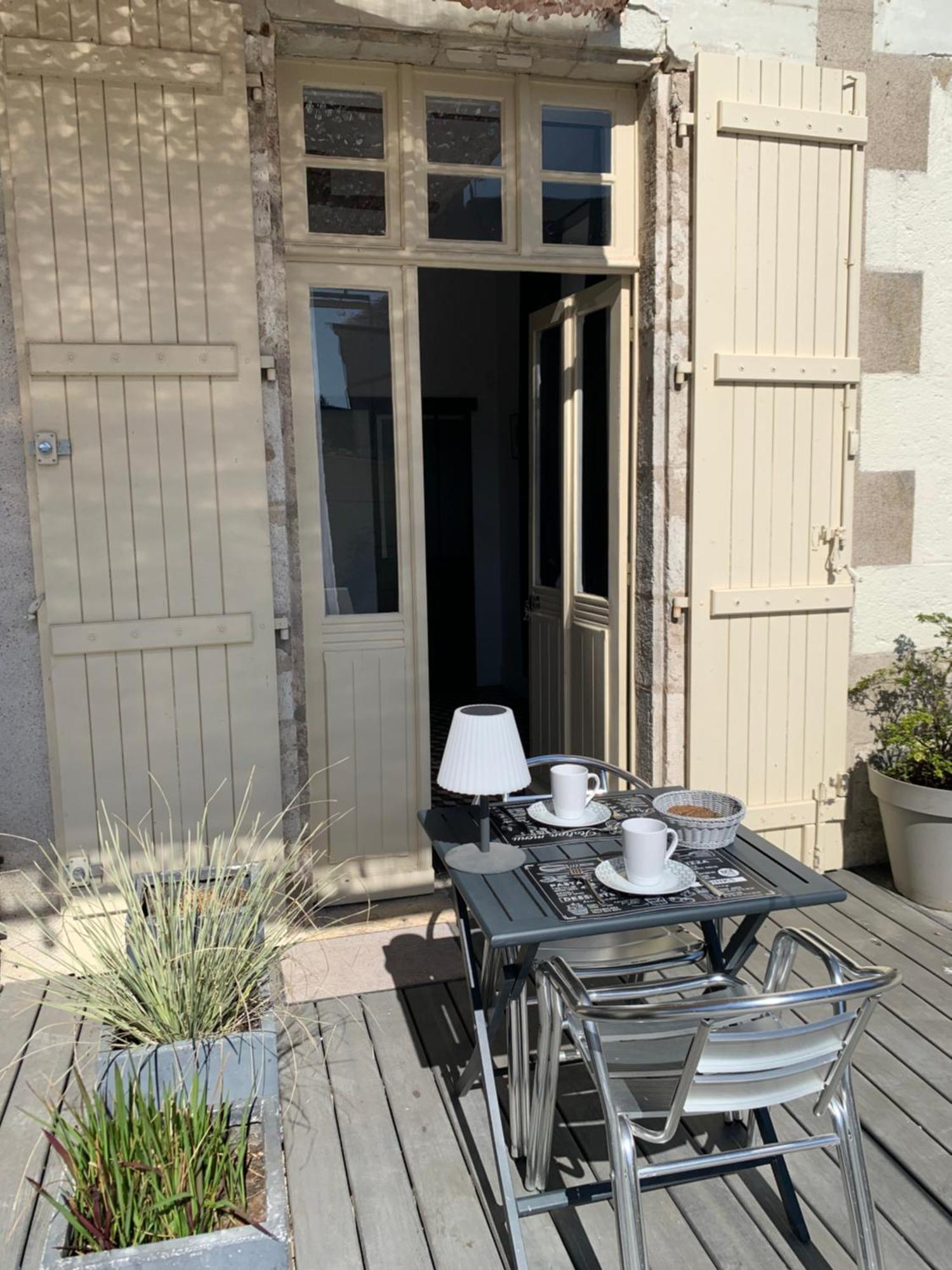 Chez Chris Hotel Кур-Шеверни Екстериор снимка